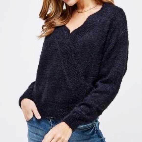 En Creme Sweaters - En Creme scallop neck sweater